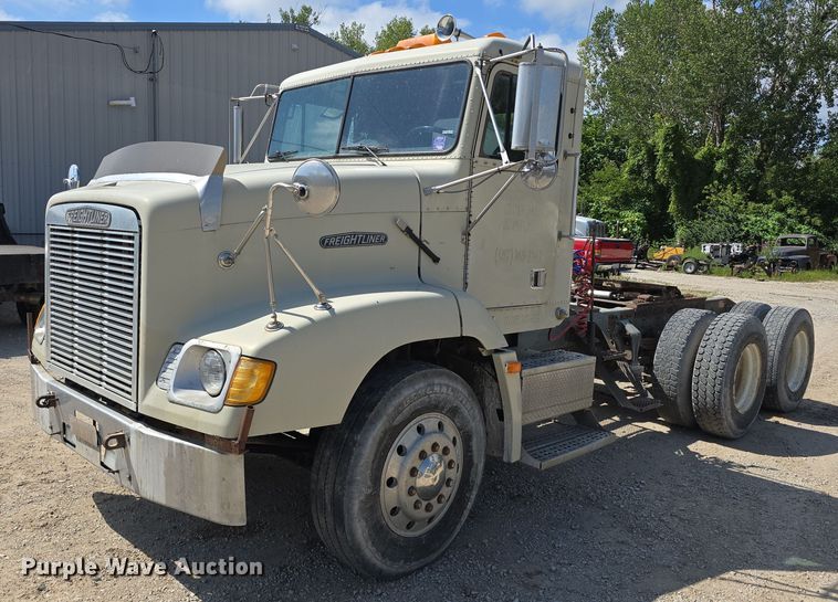 1991 Freightliner Conventional semi truck - DP8838