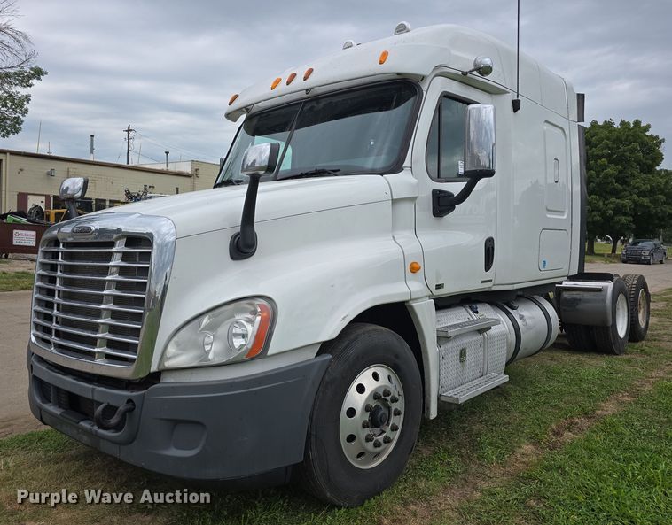 2012 Freightliner Cascadia semi truck - DR3997