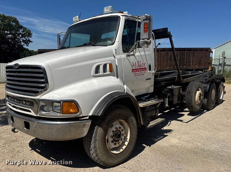 2005 Sterling hook lift truck - DW6573