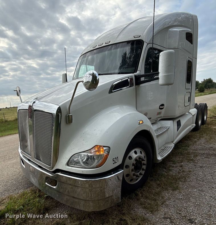 2016 Kenworth T680  semi truck - DZ4267