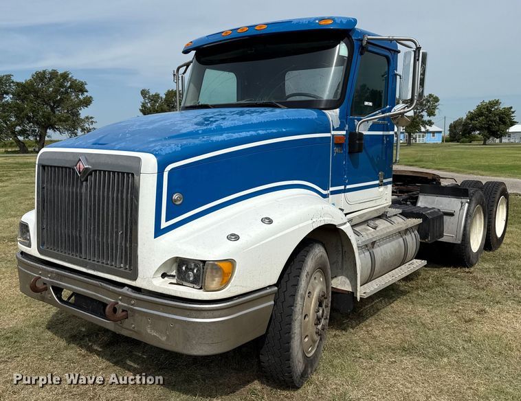 2002 International  9400i semi truck - DZ8823