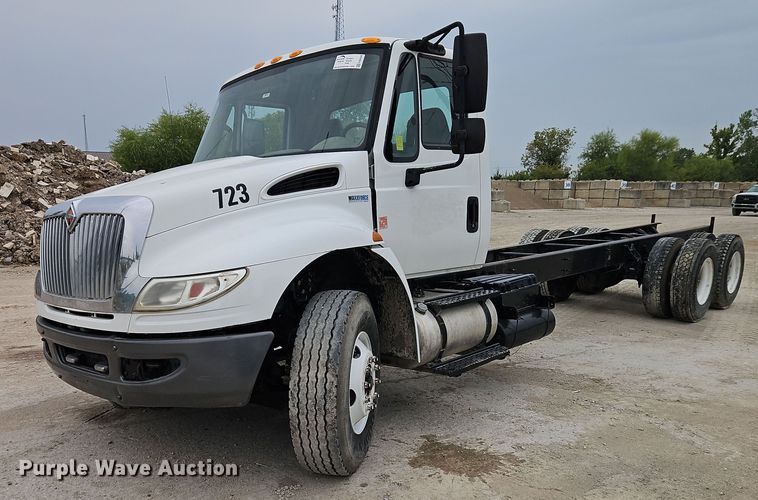 2015 International 4400 truck cab and chassis - EB8268