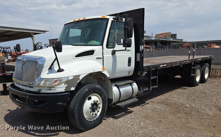 2009 International  4400 flatbed truck - EC1150