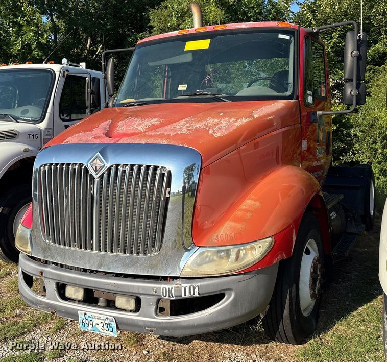 2006 International 8600 truck cab and chassis - EM0601