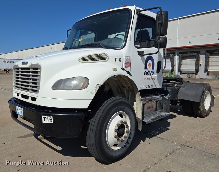 2013 Freightliner Business Class M2 semi truck - EM0638