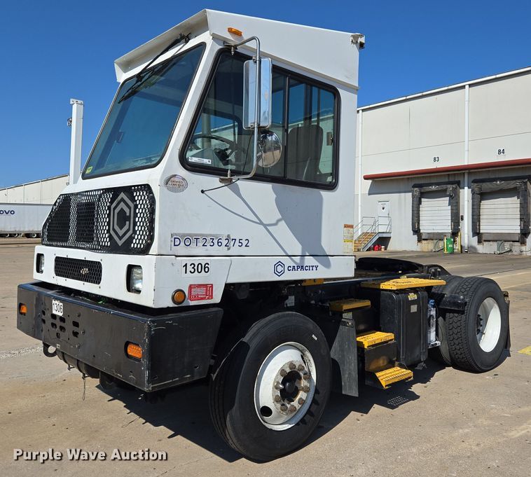 2017 Capacity Sabre 5 yard truck - EM0640