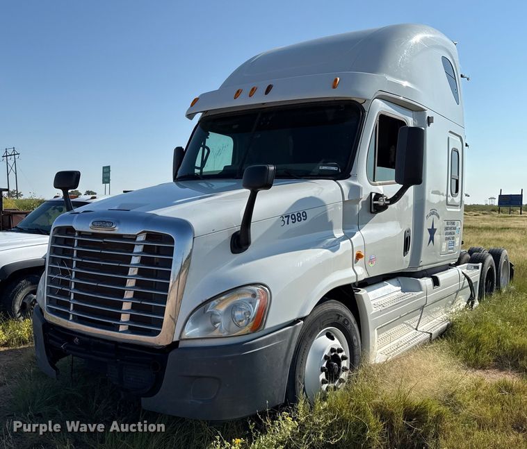2013 Freightliner Cascadia  semi truck - EP0517