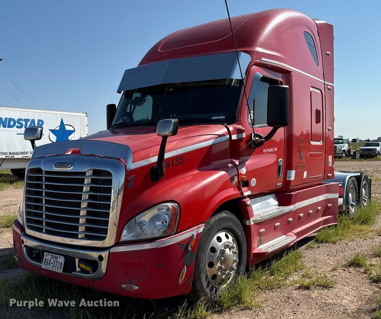 2015 Freightliner Cascadia semi truck - EP0523