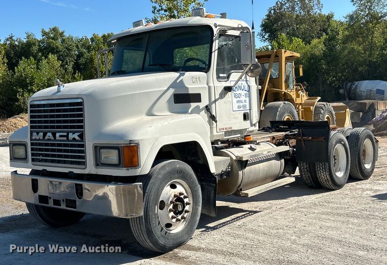 2004 Mack CH613 semi truck - ET3112