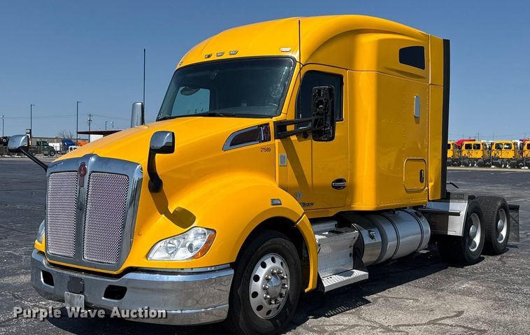 2021 Kenworth T680 semi truck - EU2207
