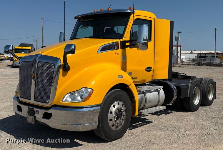 2020 Kenworth T680 semi truck - EU2211