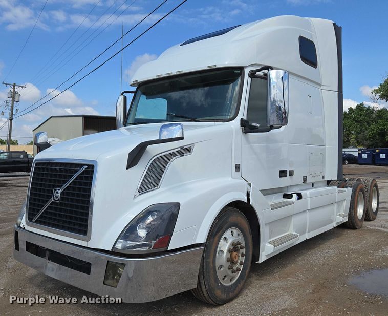 2015 Volvo VN semi truck - EU3648