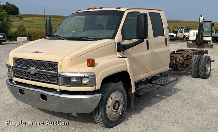 2004 Chevrolet C4500 Crew Cab truck cab and chassis - EV1748