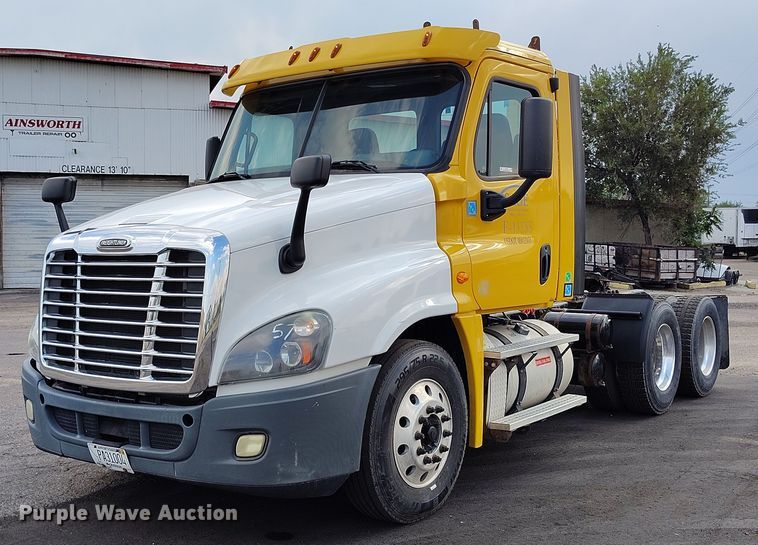 2013 Freightliner Cascadia semi truck - IP9702