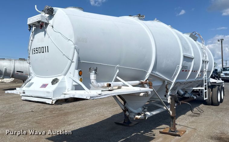 1969 Fruehauf pneumatic dry bulk trailer - NU9553