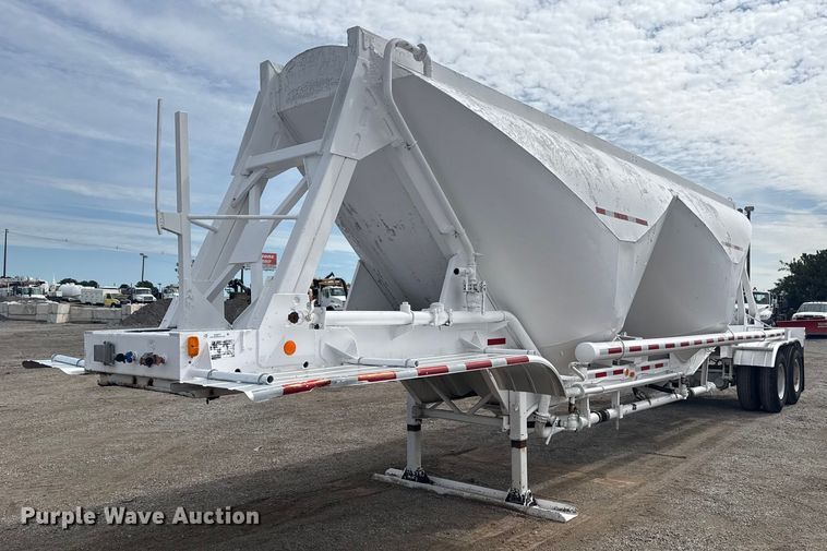 1978 Pullman Trailmobile pneumatic dry bulk trailer - NU9577