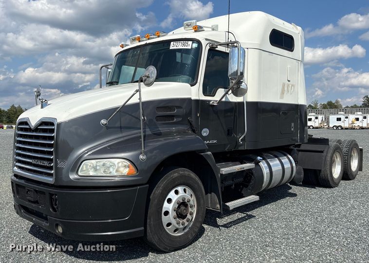 2016 Mack CHU613 semi truck - YA0549