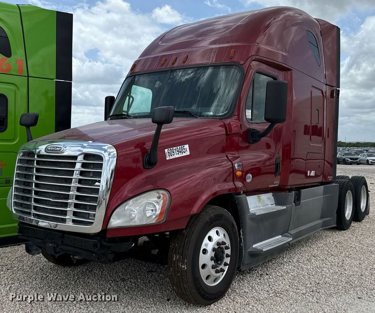 2018 Freightliner Cascadia 125 semi truck - YA0648