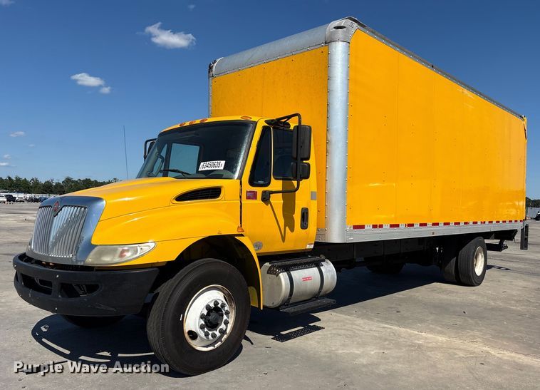 2017 International 4300 box truck - YA0696