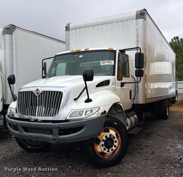 2018 International 4300 box truck - YA0785