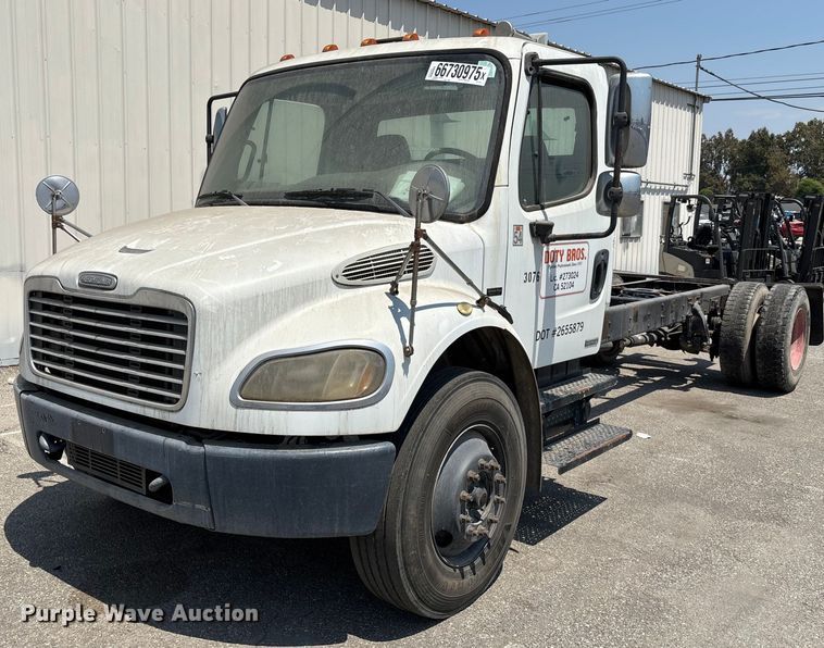 2008 Freightliner Business Class M2 truck cab and chassis - YA0832