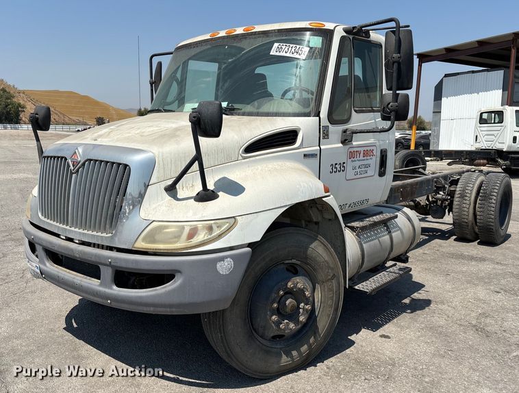 2010 International 4300 truck cab and chassis - YA0833