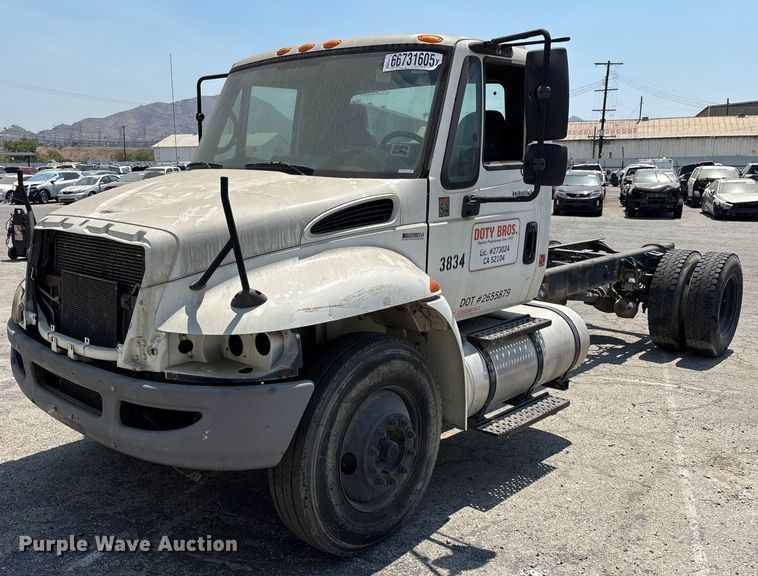 2010 International 4300 truck cab and chassis - YA0835