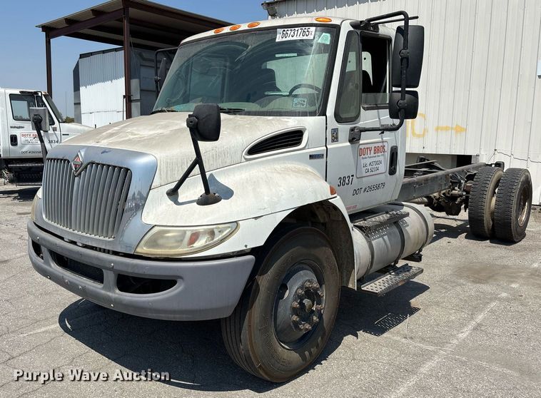 2010 International 4300 truck cab and chassis - YA0836