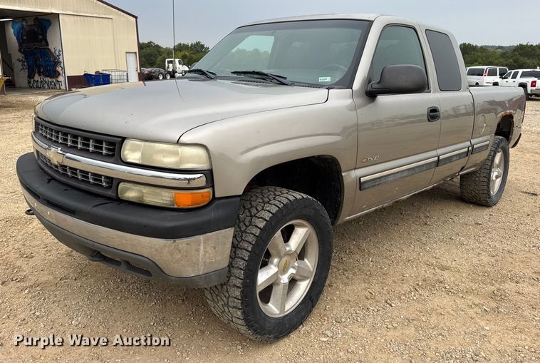 2001 Chevrolet Silverado 1500 Ext. Cab pickup truck - DO2235