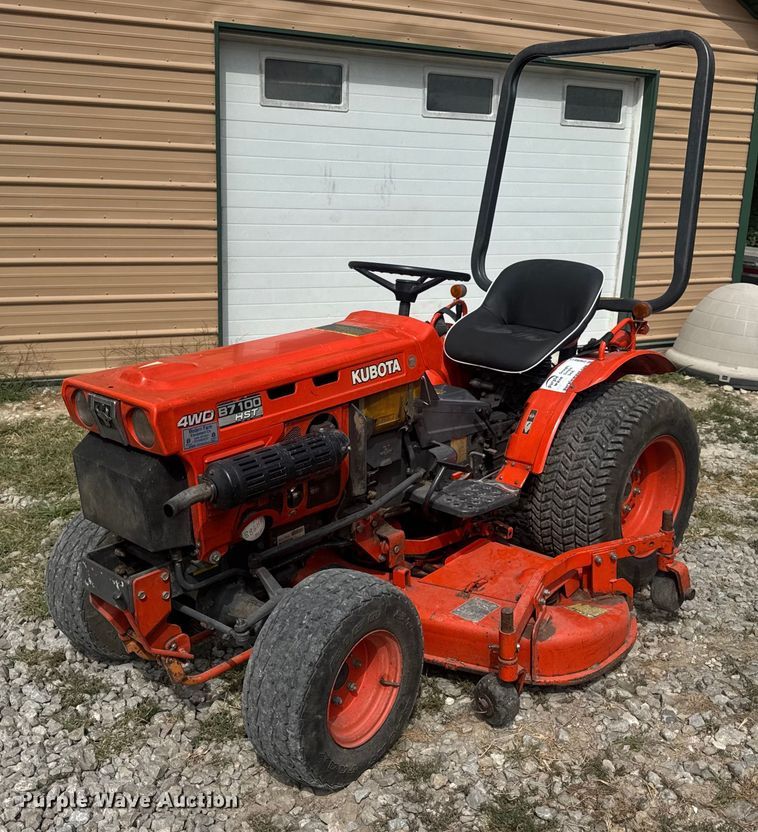 Kubota B7100 MFWD tractor - DW6611
