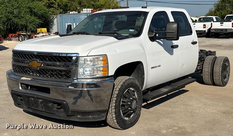 2014 Chevrolet Silverado 3500HD Crew Cab pickup truck cab and chassis - DX5793
