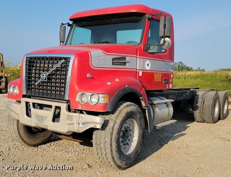 2006 Volvo VHD truck cab and chassis - DZ6542