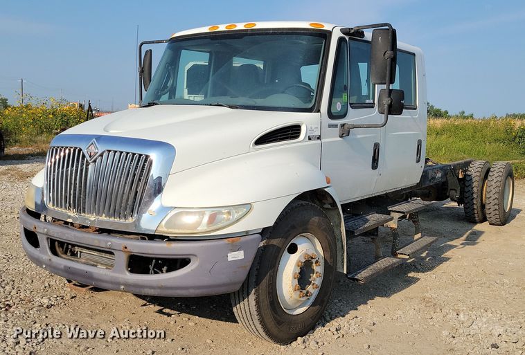 2007 International  4300 Crew Cab truck cab and chassis - DZ6543