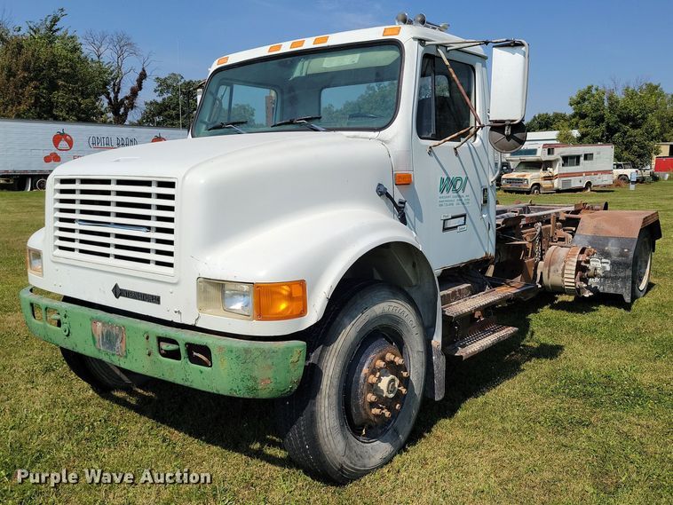 1995 International  4900 hook lift truck - DZ6561
