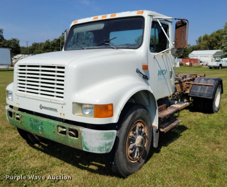 1992 International  4900 hook lift truck - DZ6562