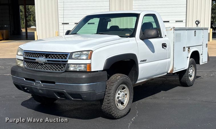 2005 Chevrolet Silverado 3500 utility bed pickup truck - ED2214