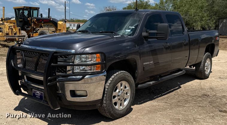 2011 Chevrolet Silverado 2500HD Crew Cab pickup truck - ED5870