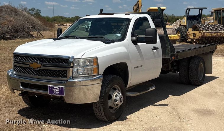 2014 Chevrolet Silverado 3500HD flatbed pickup truck - ED5873