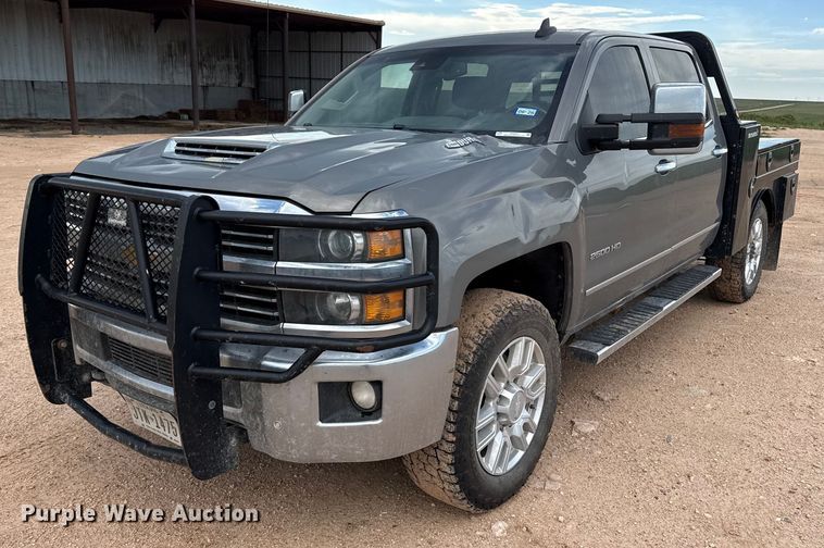 2017 Chevrolet Silverado 2500 HD Crew Cab flatbed pickup truck - EP0537