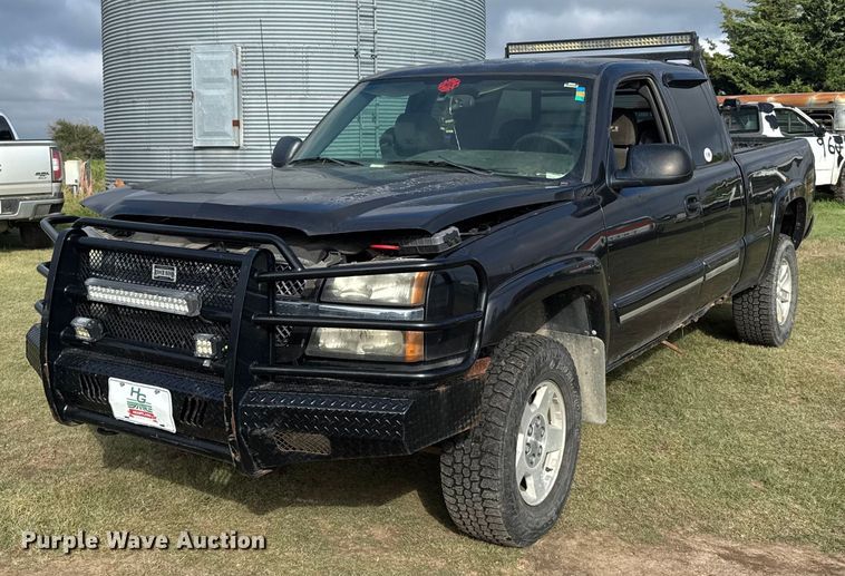 2004 Chevrolet Silverado 1500 Ext. Cab pickup truck - ER2314