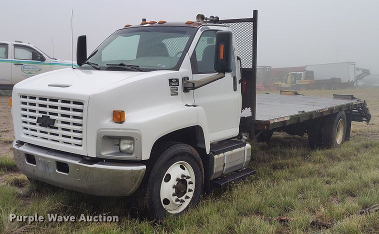 2006 Chevrolet C7500 hydraulic tail flatbed truck - IP9663