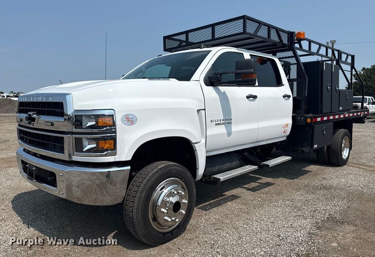 2022 Chevrolet Silverado 5500HD Crew Cab flatbed truck - NU9592