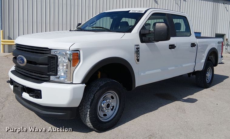2019 Ford F250 XL Super Duty Crew Cab pickup truck - YA1095