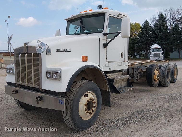 2000 Kenworth W900B truck cab and chassis - DT6275
