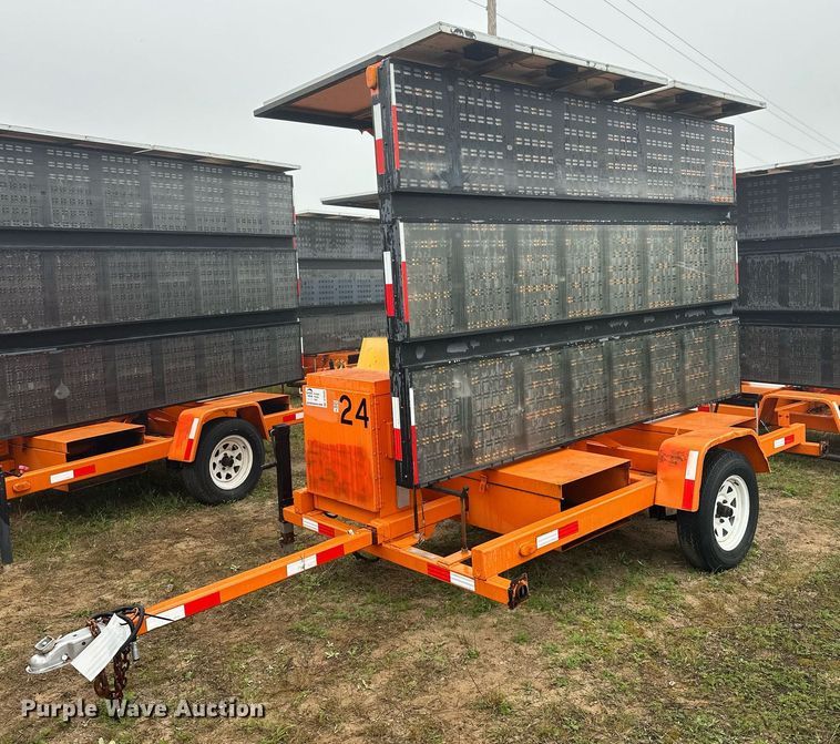 2000 American Signal message board trailer - DT6333