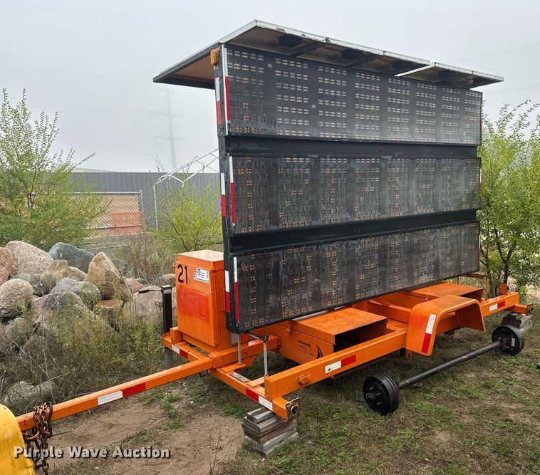 2000 American Signal message board trailer - DT6334