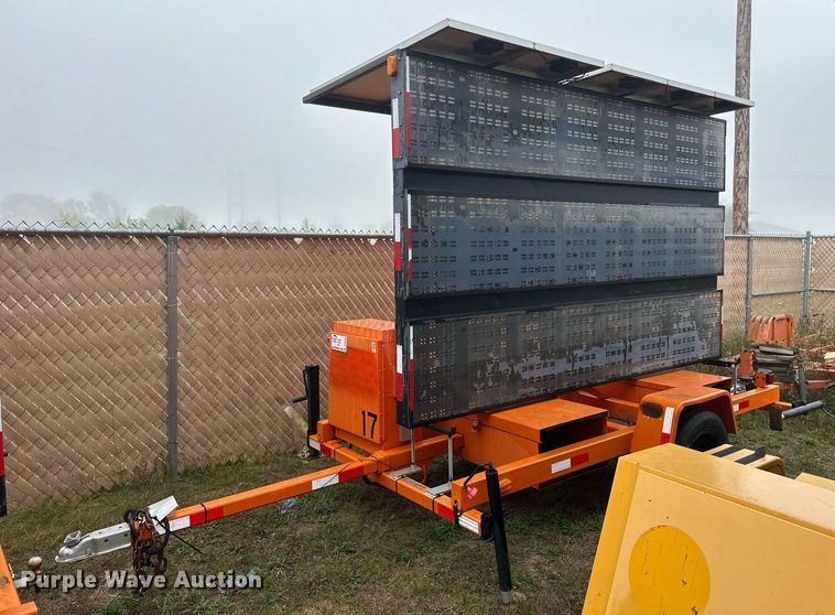 1999 American Signal message board trailer - DT6335
