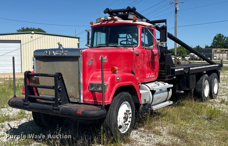 1976 Mack RW613 winch truck - DU9940