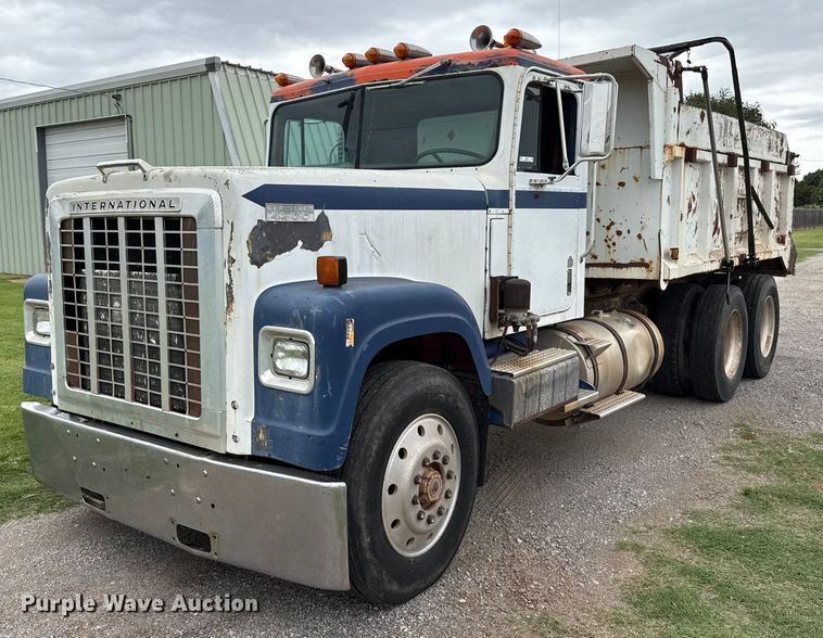 1984 International F-4370 dump truck - DZ8976