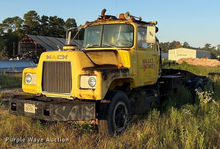 1979 Mack winch truck - EA7502